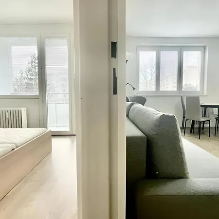 Big And Sunny Apartment With Great Acces To Center Bratislava Exterior photo
